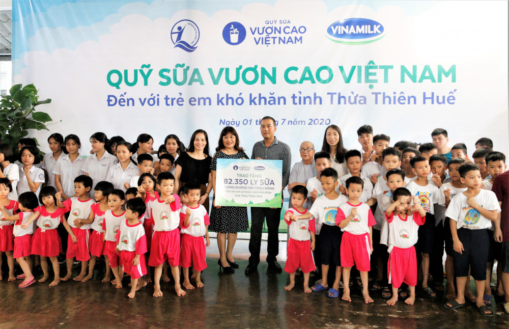 Bà Phan Minh Nguyệt, Phó giám đốc Sở Lao động-Thương binh và Xã hội Thừa Thiên Huế đại diện nhận bảng trao tặng sữa của Quỹ sữa Vươn cao Việt Nam và Vinamilk. Ảnh: Thanh Tuấn