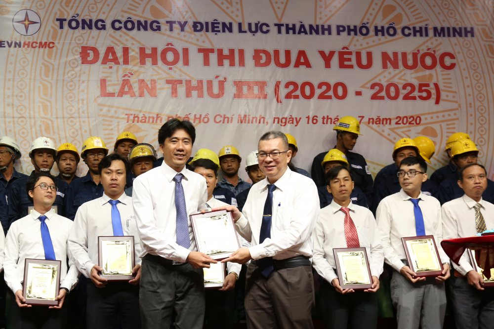 Ông Nguyễn Văn Thanh, Tổng Giám đốc EVNHCMC, trao biều trưng tuyên dương các điển hình tiên tiến của EVNHCMC