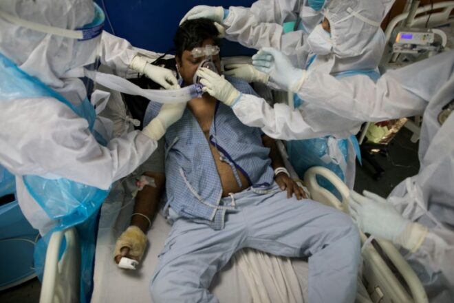 Hệ thống y tế của Ấn Độ có nguy cơ bị sập vì quá tải trong khi Hội Chữ thập đỏ cho biết đại dịch COVID-19 đang lan rộng khắp đất nước Nam Á này với tốc độ đáng báo động - Ảnh: AFP/XAVIER GALIANA