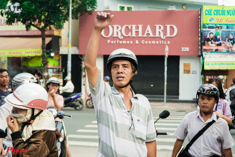 Không vào được sân trường, các phụ dùng đủ mọi các có thể để trao đổi, liên lạc vói con mình