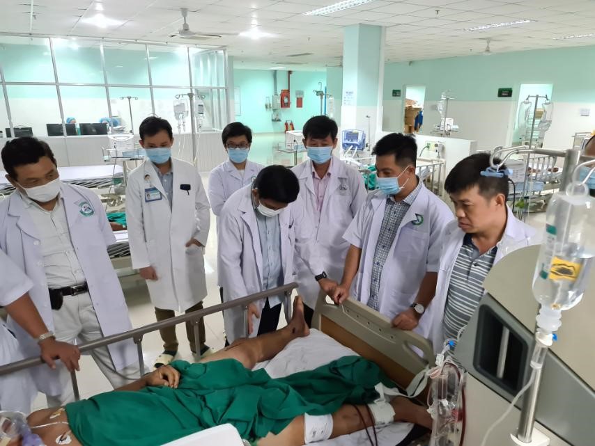 hận được đề nghị hỗ trợ từ Bệnh viện Đa khoa tỉnh Kon Tum cấp cứu cho nạn nhân bị tai nạn giao thông, đoàn bác sĩ đã quyết định cứu người trước.