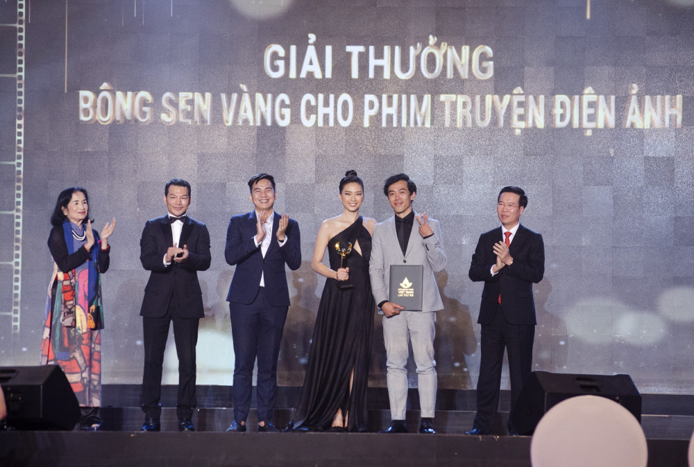 Ê-kíp thực hiện phim Song lang nhận giải thưởng tại kỳ LHP Việt Nam lần thứ 21.