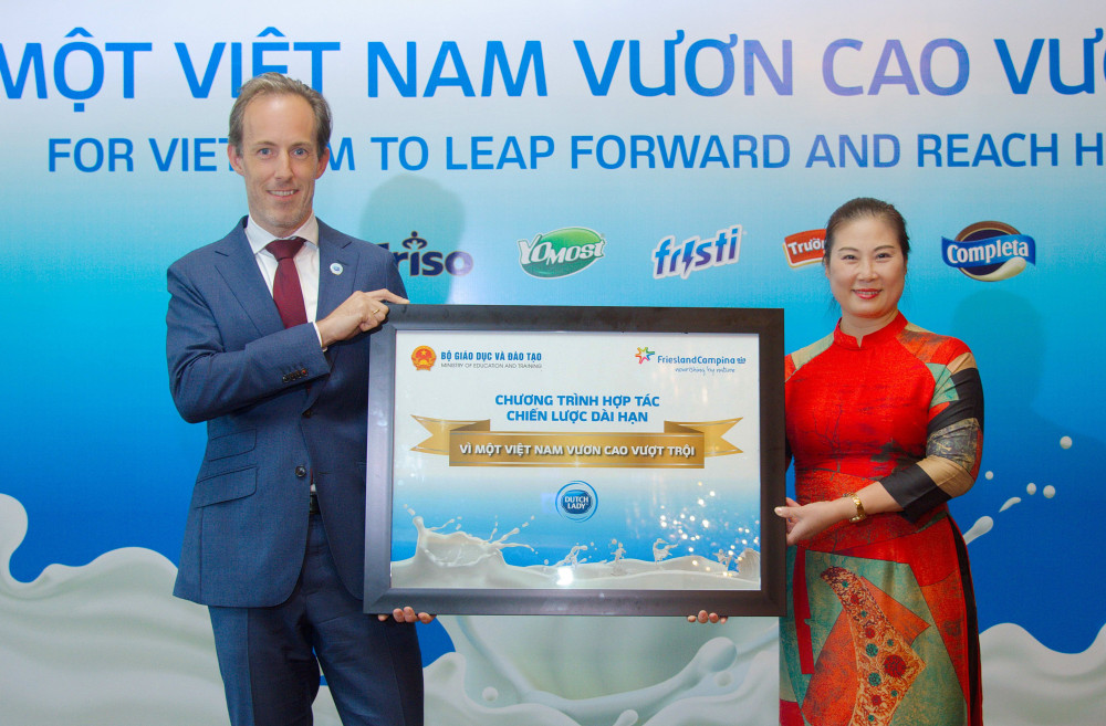 Đại diện Vụ Giáo dục Tiểu học, Bộ Giáo dục và Đào tạo và Tập đoàn FrieslandCampina Việt Nam (đơn vị sở hữu thương hiệu Sữa Cô Gái Hà Lan) chính thức ký kết chương trình hợp tác chiến lược dài hạn “Vì một Việt Nam vươn cao vượt trội”