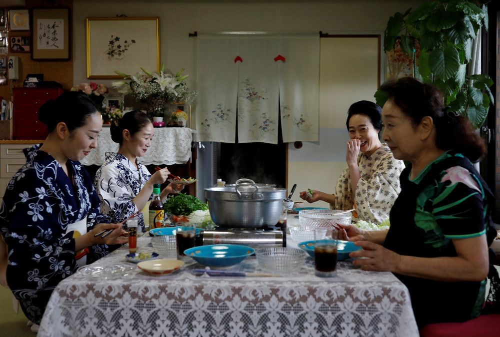 Koiku, Mayu, Maki và Ikuko, ăn trưa cùng nhau tại Tokyo.