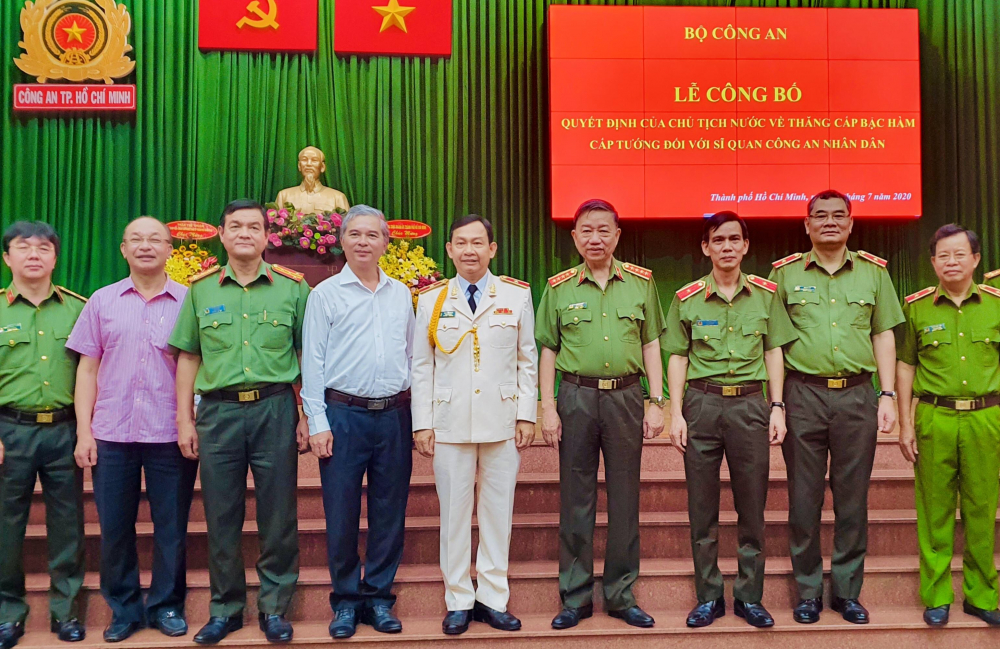 Bộ trưởng Tô Lâm, Thiếu tướng Đinh Thanh Nhàn cùng các đồng chí lãnh đạo, đại biểu chụp hình lưu niệm - Ảnh: CA