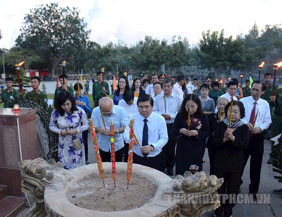 Chủ tịch UBND TP Nguyễn Thành Phong cùng các đại biểu dâng hương tưởng niệm các anh hùng liệt sĩ tại nghĩa trang Hàng Dương