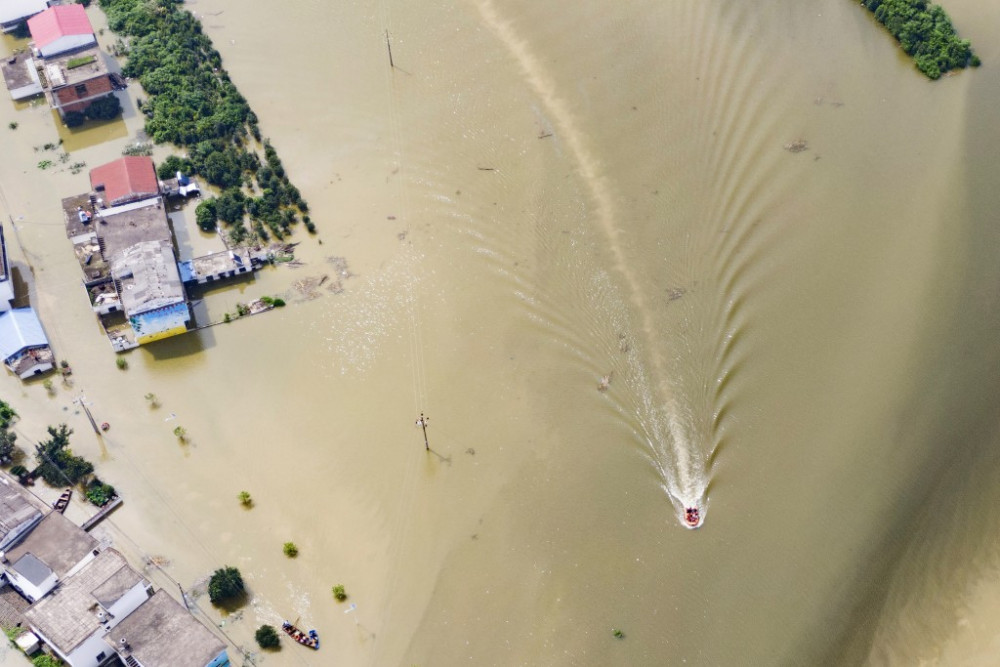 Nhân viên cứu hộ dùng thuyền phao tiếp cận các nạn nhân còn mắc kẹt do ngập lụt tại khu vực hồ Poyang.