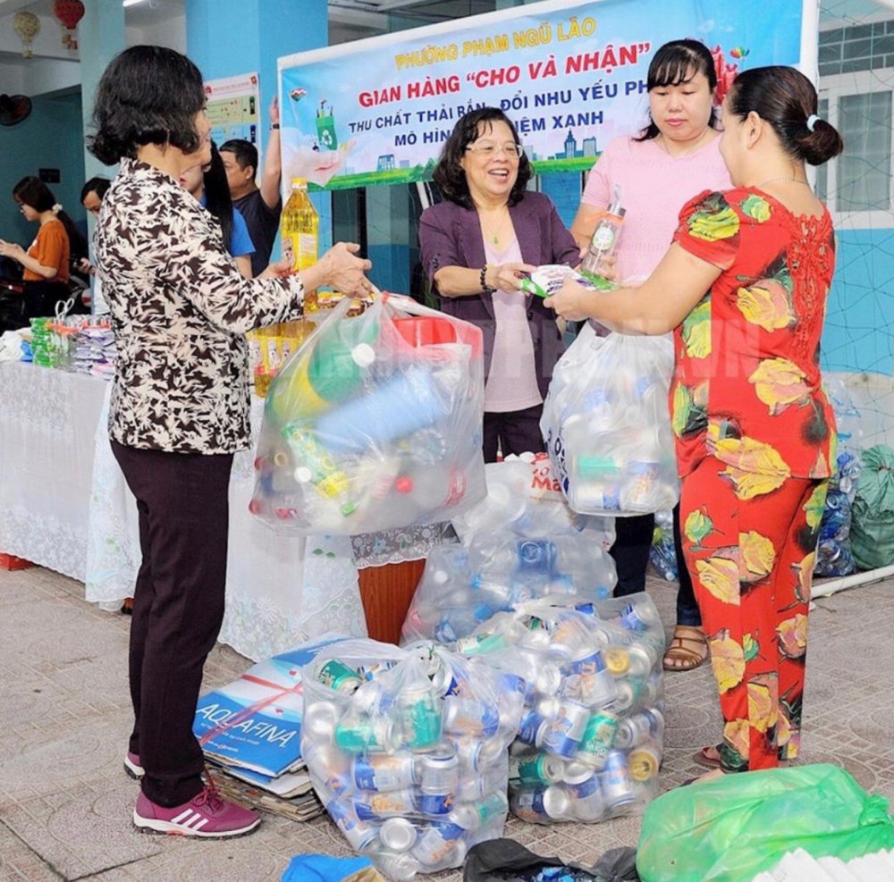 Phân loại rác tại nhà rồi đem đến điểm thu gom để đổi quà hoặc góp vào nguồn quỹ Hội để tặng học bổng hay giúp những chị em khó khăn