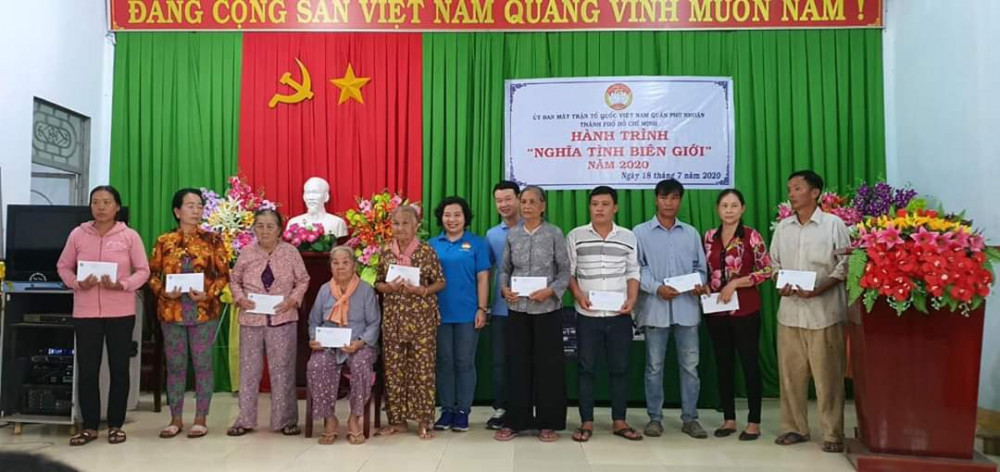 Hội LHPN quận Phú Nhuận cùng có các đơn thực hiệm hành trình Nghĩa tình biên giới