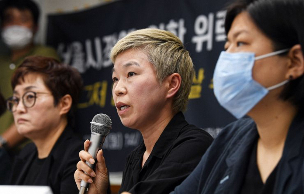 Bà Kim Jae-ryun (giữa) - luật sư của cựu thư ký thị trưởng, người đã buộc tội Park Won-soon quấy rối tình dục - phát biểu trong một cuộc họp báo ở Seoul ngày 13/7 - Ảnh: The Korea Times