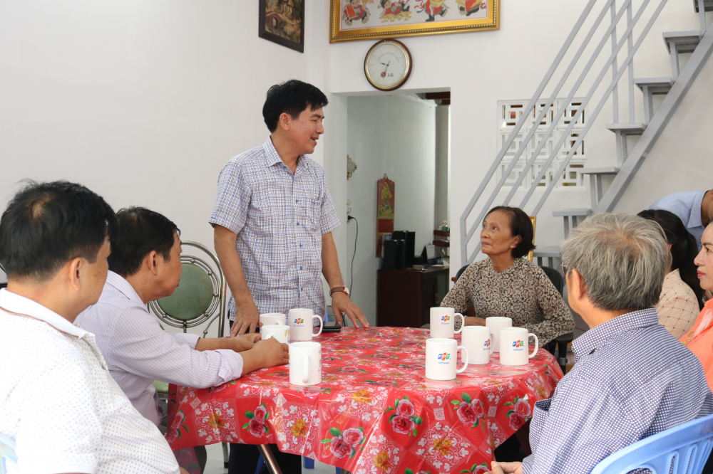 Lãnh đạo địa phương và nhà tài trợ đến chia vui cùng bà Tuyết trong ngày được bàn giao nhà mới. 