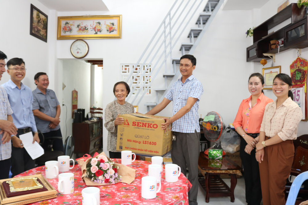 Bên cạnh niềm vui có căn nhà mới khang trang, bà Tuyết còn được địa phương và nhà tài trợ tặng nhiều vật dụng gia đình. 