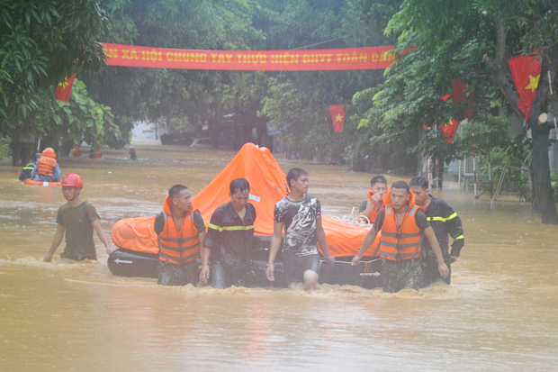 Lực lượng chức năng triển khai ứng cứu, giúp đỡ cho người dân khu vực bị ngập sâu. 