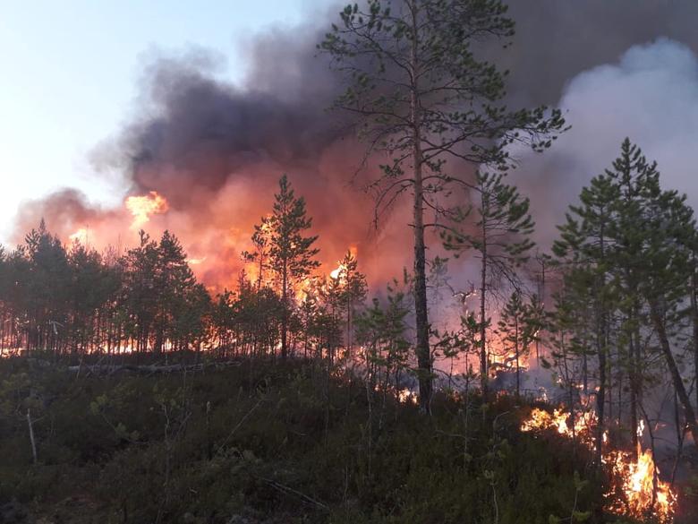 Ngọn lửa và cột khói bốc cao đến hơn chục mét trong đám cháy ở khu tự trị Khanty-Mansi Autonomous