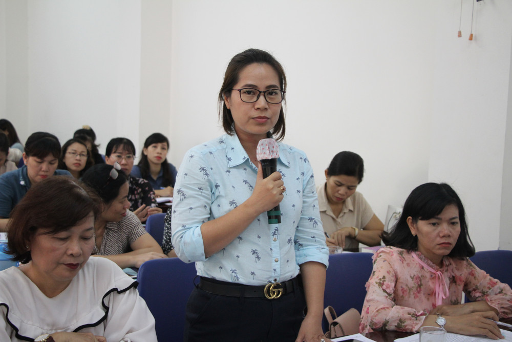 Bà Đoàn Thị Cẩm Tú - Chủ tịch Hội LHPN quận 3, tham gia góp ý kiến tại Hội nghị