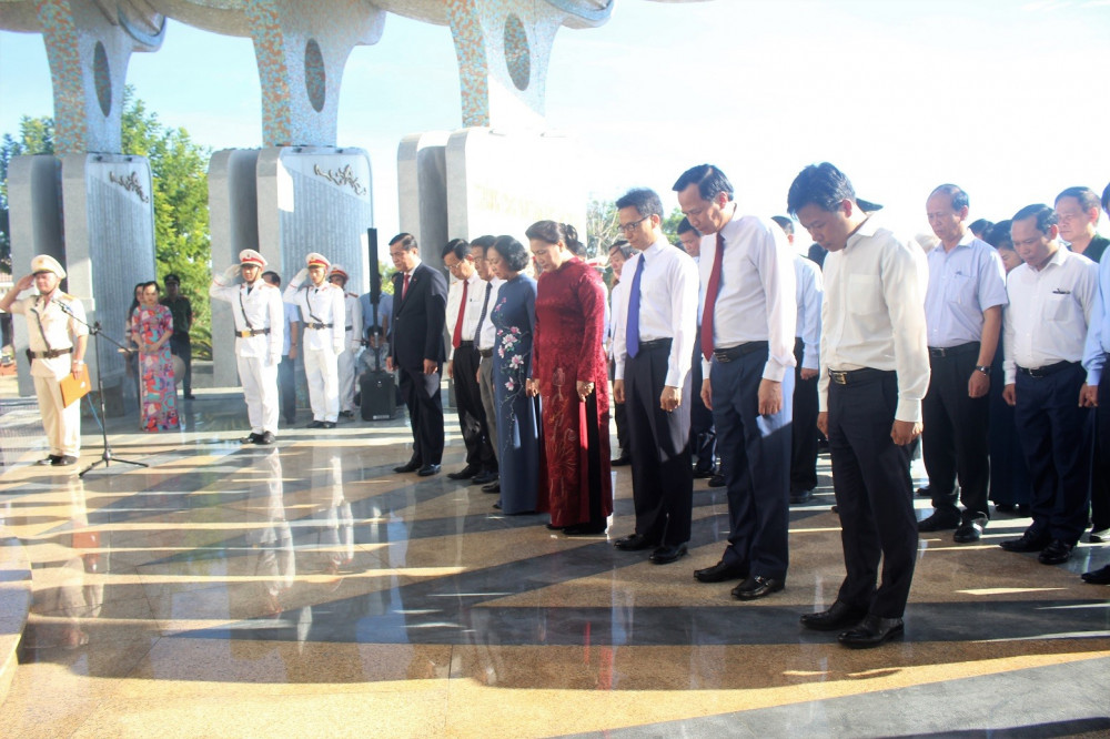 Sau buổi lễ, Chủ tịch Quốc hội cùng Phó thủ tướng Vũ Đức Đam đã đến dâng hương tại nghĩa trang liệt sĩ và tượng đài mẹ VNAH tại TP. Tam Kỳ (Quảng Nam)