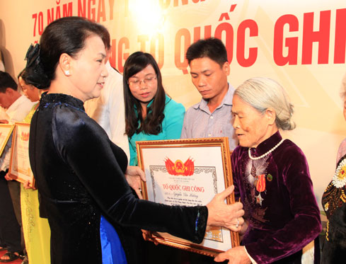Chủ tịch Quốc hội Nguyễn Thị Kim Ngân trao bằng Tổ quốc ghi công cho thân nhân liệt sỹ Nguyễn Văn Hưởng 