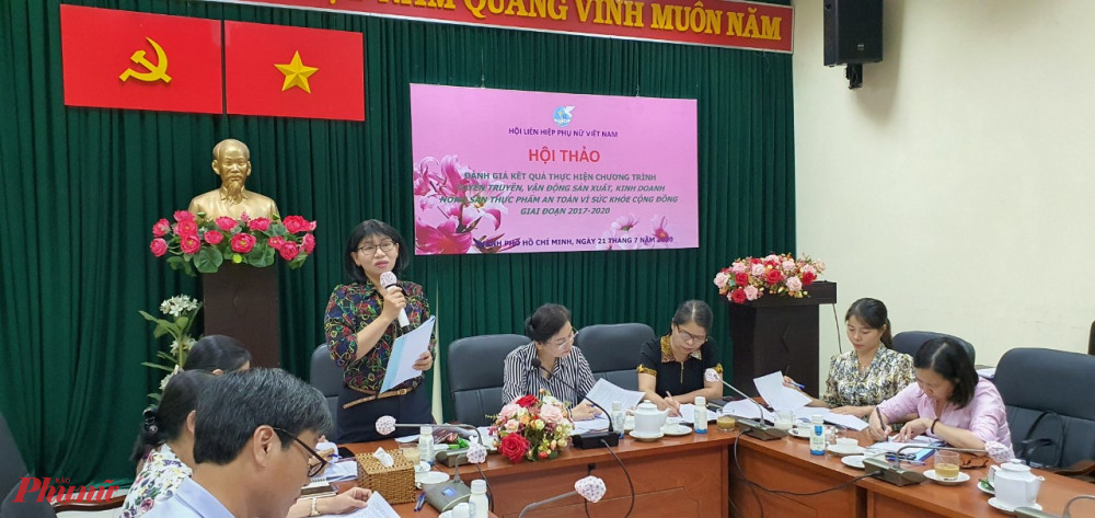 bà Trần Thị Phương Hoa báo cáo kết quả trong thời gian gần 2 năm triển khai thực hiện chương trình tại TPHCM. 