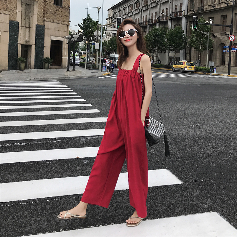 Jumpsuit là trang phục không khó mặc hay kén dáng, chỉ cần chúng ta chú chú ý đến việc lựa chọn kiểu dáng và màu sắc sao cho che lấp khuyết điểm, nâng ưu điểm cơ thể. Với những bạn sở hữu sắc vóc cấn đối, trẻ trung đừng ngần ngại chọn tông màu nổi bật, trong khi đó, chị em làm việc văn phòng, tông màu trầm và trung tính sẽ giúp các bạn dễ dàng tạo được thiện cảm mà không kém phần thời thượng.