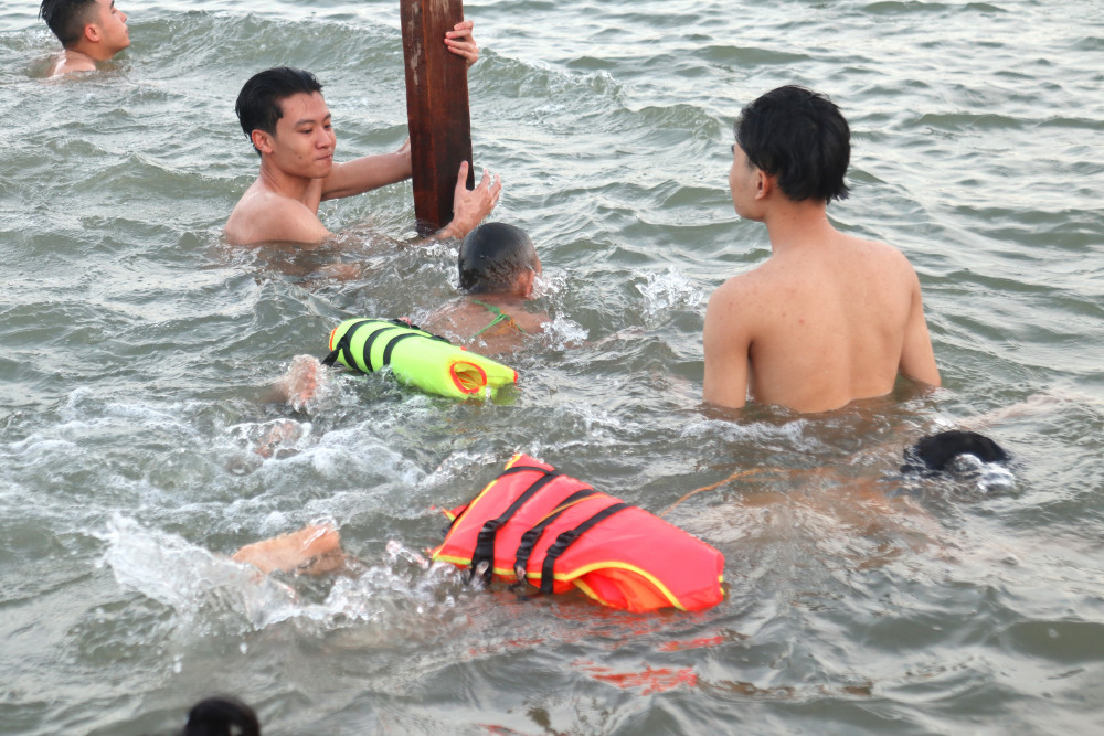 Người dân Nghệ An đổ ra các bãi tắm tự phát ở sông Lam tắm mát mỗi chiều