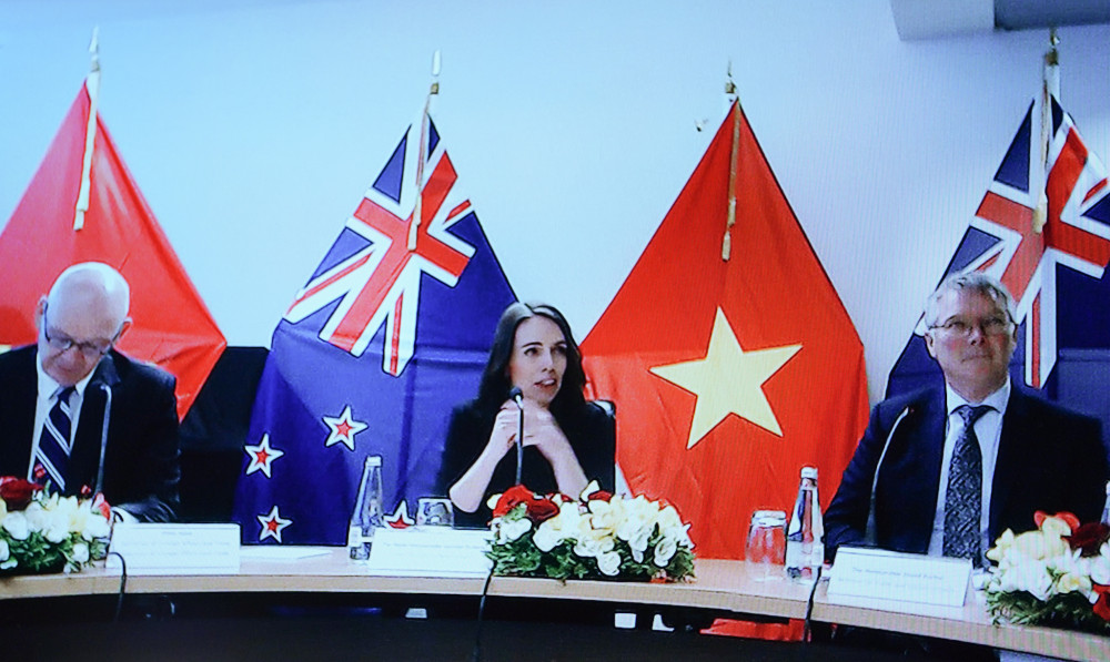 Thủ tướng New Zealand Jacinda Ardern và một số thành viên Chính phủ tại đầu cầu Wellington