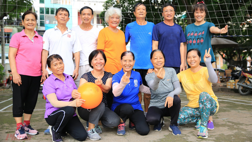 Khoảng ba năm nay tại quận Gò Vấp, thành phố Hồ Chí Minh xuất hiện một đội bóng chuyền của các cụ có tuổi đời trên 60. 