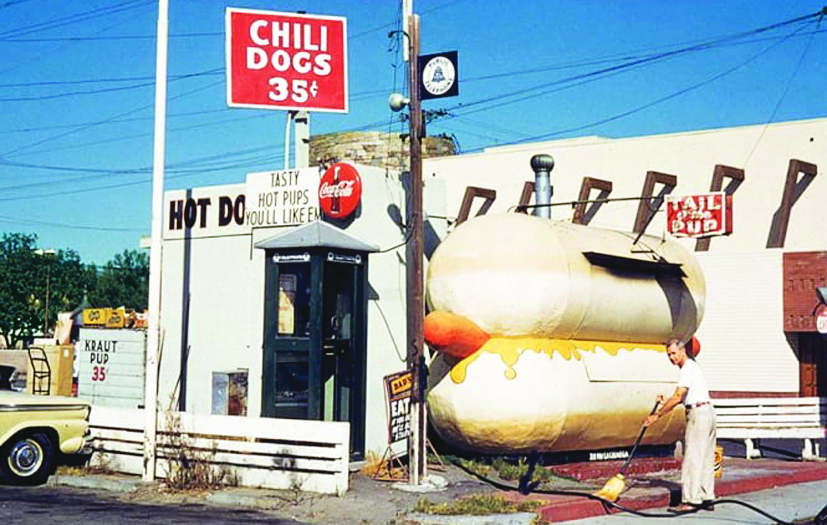 Một nhà hàng ở Los Angeles với hình chiếc hot-dog lớn được xây dựng vào năm 1959, hiện đang được khôi phục