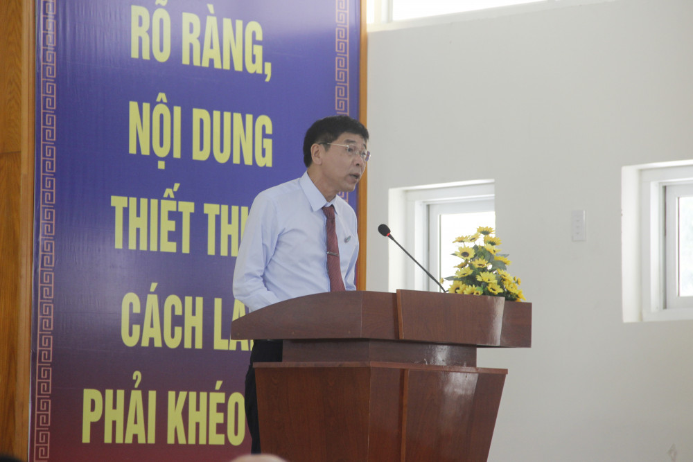 Ông Lê Minh Dũng báo cáo về công tác phát triển, bảo vệ rừng Cần Giờ.