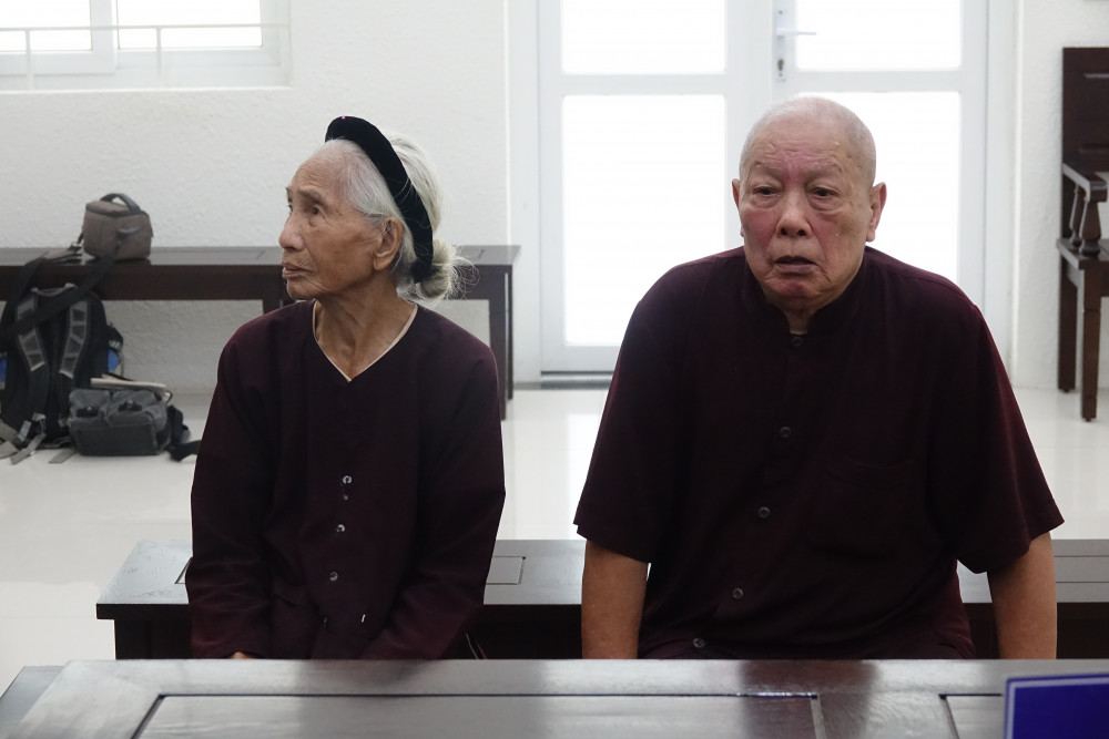 Vợ chồng ông Hợp tại phiên tòa mở lần thứ 5 của TAND TP. Hà Nội.