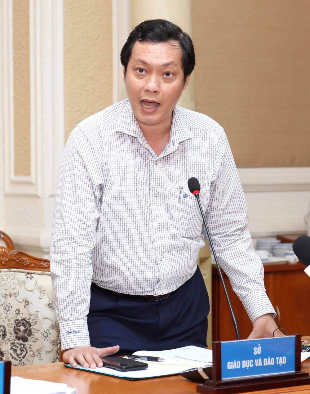 Ông Nguyễn Thành Trung - Chánh văn phòng Sở Giáo dục và Đào tạo TPHCM - trả lời tại buổi họp báo do UBND TPHCM tổ chức chiều 23/7 - Ảnh: TTBC