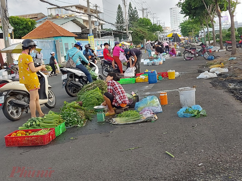  Hoạt động trao đổi mua bán diễn ra ngay giữa đường, dù ý thức được nguy hiểm nhưng nhiều người dân vẫn thản nhiên kéo xe hàng ra ngồi giữa đường để bán. Chị Phạm Thị Thoa (ngụ Bình Tân), người bán hàng rong trên đường cho biết: “Nguy hiểm thì biết nhưng vì miếng cơm manh áo vẫn phải bán. Bình thường thấy mấy xe trật tự đô thị đi nhắc nhở, thậm chí đuổi đi nhưng người ta về thì dân lại đổ xô ra bán”.