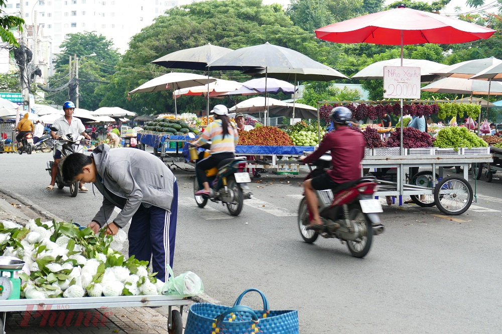 Đây là khu vực đông dân cư, gần Khu công nghiệp nên lưu lượng phương tiện di chuyển rất đông, vào khung giờ cao điểm, những tuyến đường này dường như rơi vào trạng thái tắc nghẽn nghiêm trọng. Thế nhưng nhiều năm qua, thực trạng bán hàng rong giữa đường vẫn diễn ra tại khu vực này và không hề bị các cơ quan chức năng xử lý dứt điểm.