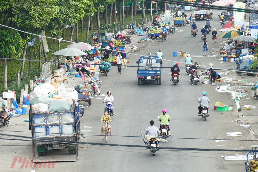 6. Việc bán hàng rong giữa đường không chỉ gây tắc nghẽn giao thông mà còn gây ô nhiễm môi trường, ô nhiễm tiếng ồn, ảnh hưởng đến cuộc sống của các hộ dân xung quanh.