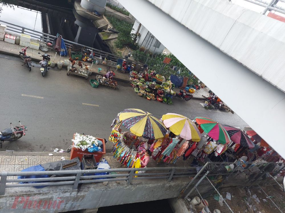 7. Ngay dưới chân cầu, hàng trăm xe hàng chen chúc nhau để chào mời khách mua. Bà Nguyễn Thị Tuyết, người bán nước kế bên chân cầu cho biết: “Ở đây cứ bán từ sáng đến tối, lúc nào có đô thị dẹp thì chạy rồi lại tranh thủ ra bán, được giờ nào hay giờ đó. Cũng khổ lắm nhưng phải chịu khó để kiếm tiền”.