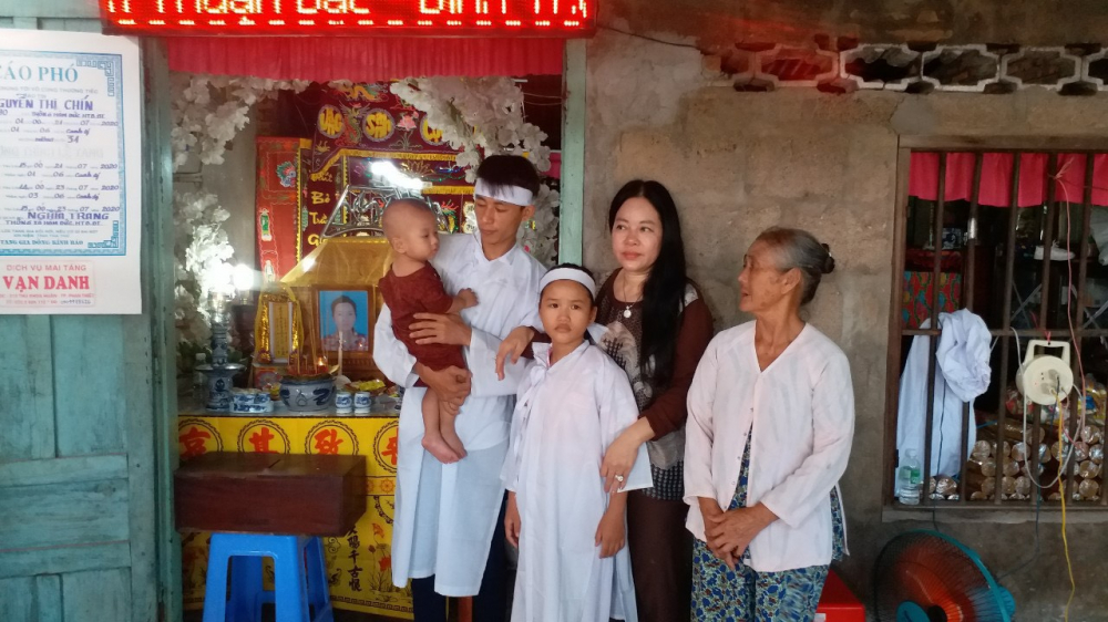Bà Nguyễn Thị Diễm Hằng đến thăm và chia sẻ với gia đình nạn nhân Nguyễn Thị Chín tại tang lễ.