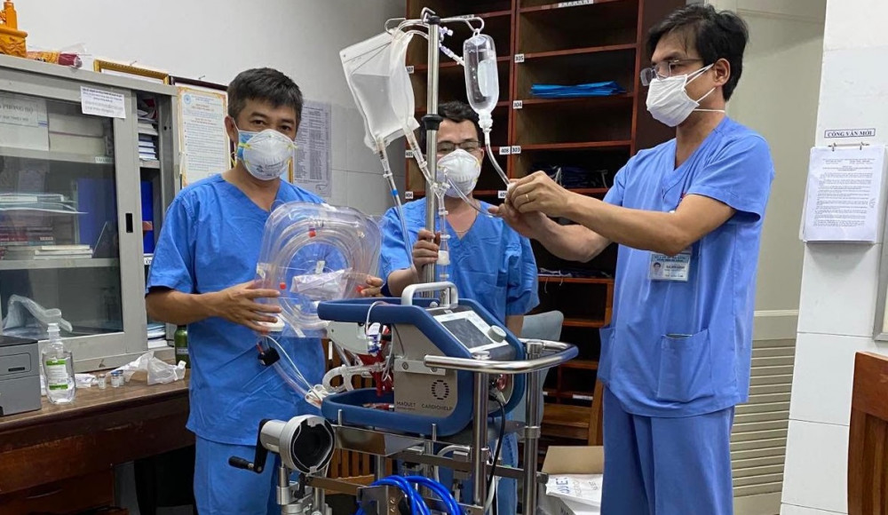 Bác sĩ Bệnh viện Chợ Rẫy ra Đà Nẵng với máy ECMO (hệ thống tim phổi nhân tạo ngoài cơ thể) để hỗ trợ bệnh nhân