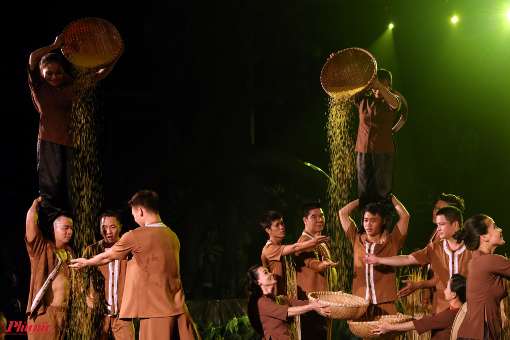 Vở Mekong show do Nhà hát Phương Nam dàn dựng lấy cảm hứng từ hành trình khai khẩn phương Nam của người Việt.