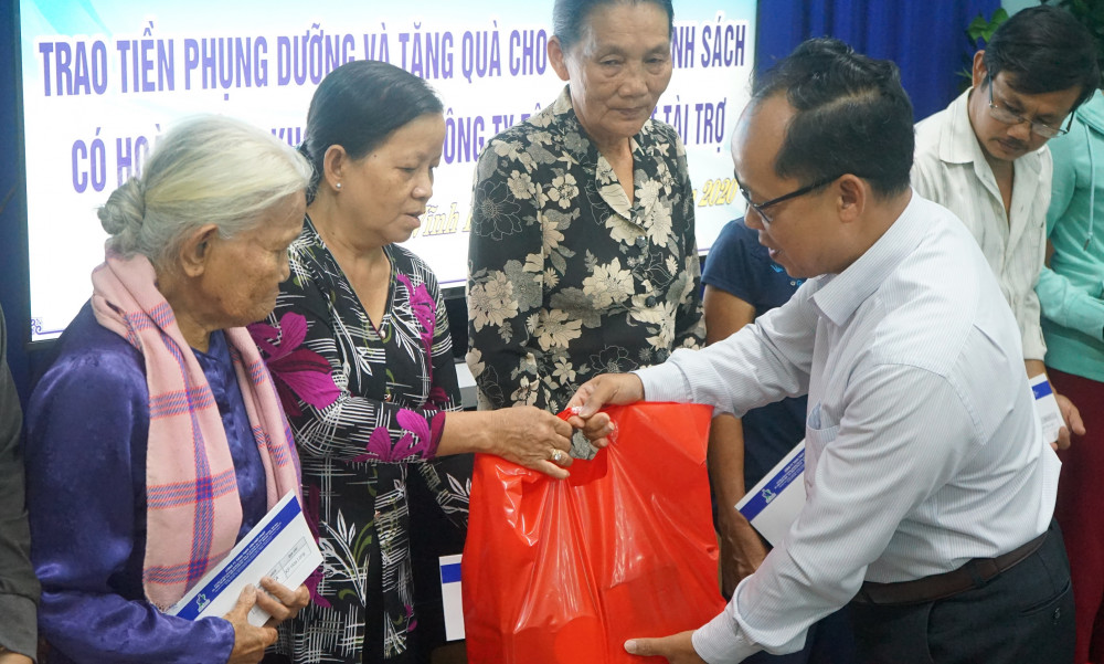 Những phần quà góp phần làm vơi đi những khó khăn, tạo động lực để các gia đình vươn lên trong cuộc sống. Ảnh: THP cung cấp