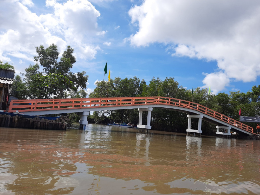 Cây cầu mới được cây dựng giúp người dân đi lại dễ dàng hơn. 