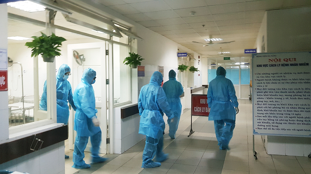 Đà Nẵng bắt đầu siết kiểm dịch ở bệnh viện, sân bay, khẩn trương xét nghiệm mẫu ở trung tâm cdc và đưa người đi cách ly