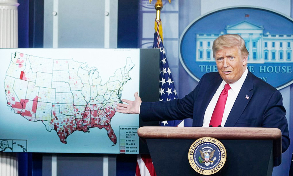 Tổng thống Donald Trump phát biểu trong một cuộc họp báo tại Nhà Trắng về tình hình dịch COVID-19 ở Mỹ hôm 23/7