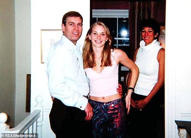 Hoàng tử Andrew (trái) với Virginia Roberts (giữa) và Ghislaine Maxwell (phải) trong một bức ảnh chụp năm 2001.