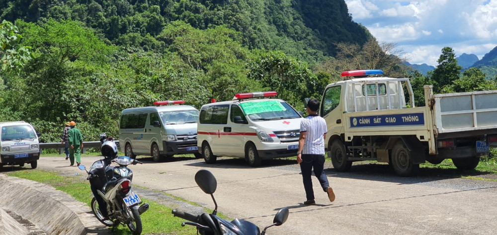Liên tục các xe cấp cứu nối đuôi nhau đưa bệnh nhân về nhập viện cấp cưu tại Bệnh viện Cu Ba