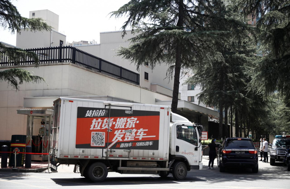 Một chiếc xe tải rời khỏi Lãnh sự quán Hoa Kỳ tại Thành Đô.