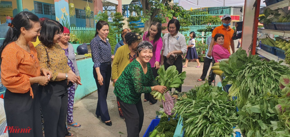 Rất đông phụ nữ huyện Bình Chánh được trải nghiệm đi chợ, mua sắm nhưng không tốn tiền 