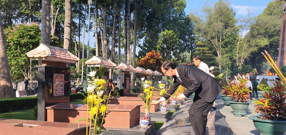 Phó chủ tịch UBND TPHCM Lê Thanh Liêm thắp hương tưởng nhớ những người đã ngã xuống tại Nghĩa trang Liệt sĩ huyện Củ Chi tại xã An Nhơn Tây