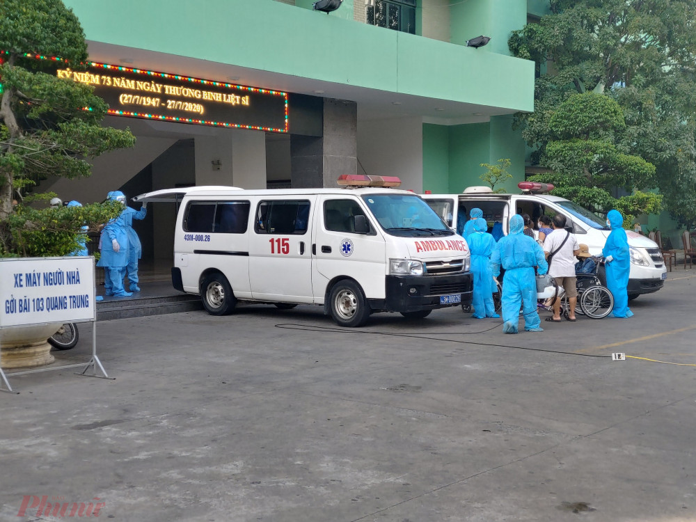 Nhân viên y tế trang bị bảo hộ vận chuyển bệnh nhân lên xe