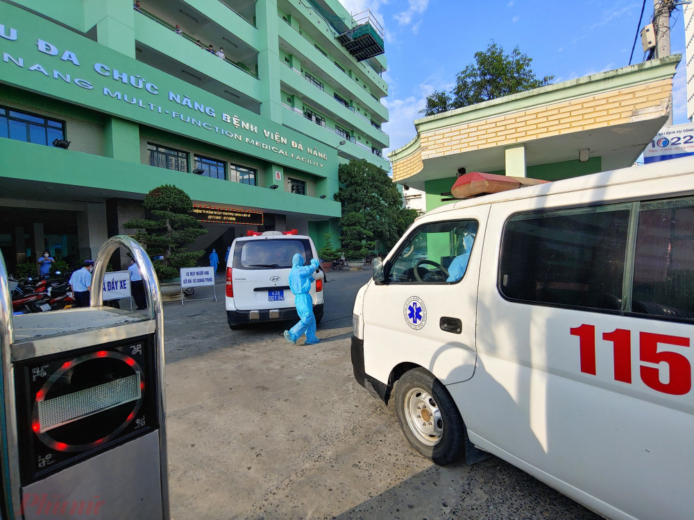 Xe cấp cứu vào bệnh viện Đà Nẵng