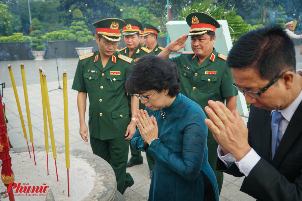 Lần lượt các lãnh đạo thành phố dâng hương tại tượng đài Mẹ Việt Nam Anh hùng