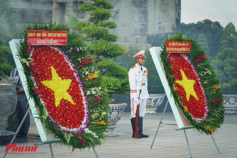 Vòng hoa trong lễ dâng hương mang dòng chữ Thành ủy - HĐND - UBND - Ủy ban MTTQ Việt Nam TPHCM và  Lực lượng vũ trang Quân khu 7